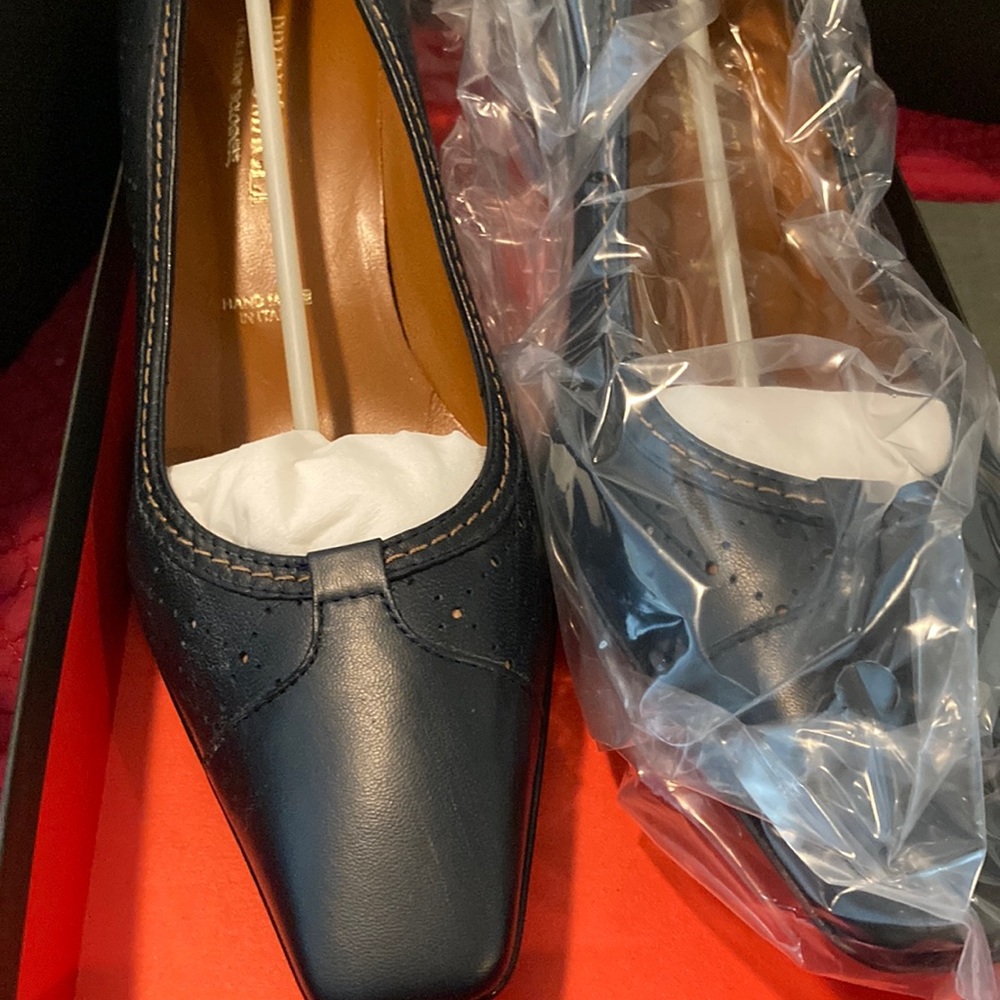 Bruno Magli mid heels 9C. Dark navy